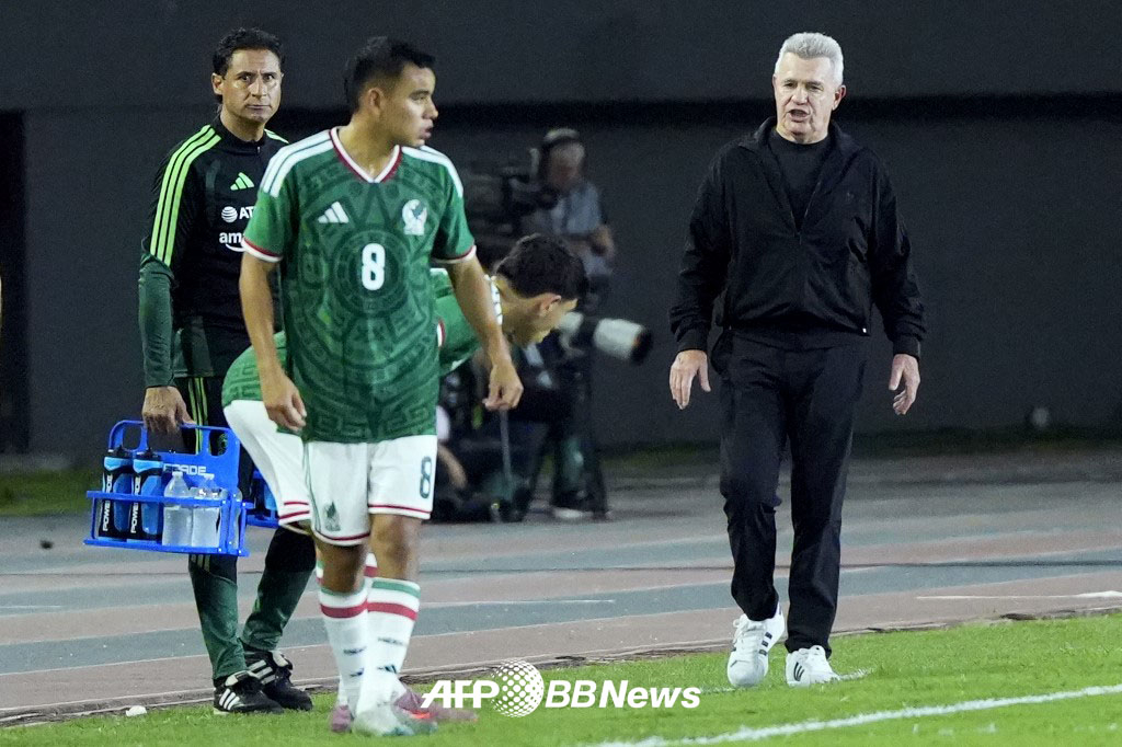 Javier Aguirre (right), Mexico national football team coach. /AFPBBNews=News1
