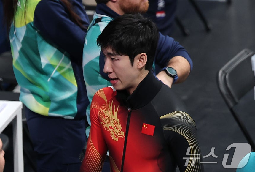 Chinese short track Lin Xiaojun (Korean name Lim Hyo-jun) is leaving Venue after finishing fourth in the short track medley 2000m relay final at the 2026 Milan-Cortina D'Ampezzo Winter Olympics at the Milan Ice Skating Arena in Italy on the 10th (local time). /Photo = News 1