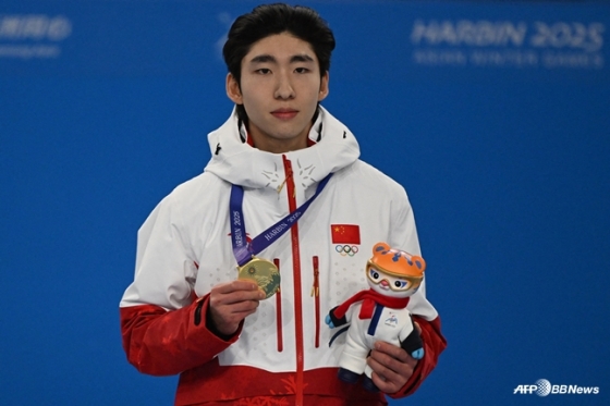 Lin Xiaojun poses after winning the gold medal at the men's 500m event ceremony at the 2025 Harbin Winter Asian Games. /AFPBBNews=News1