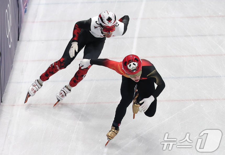  China's Lin Xiaojun (Korean name Lim Hyo-joon, right) and Canada's William Danjannu are racing in the 2000m relay quarterfinals of the short track speed skating at the 2026 Milan-Cortina D'Ampezzo Winter Olympics at the Ice Skating Arena in Milan, Italy, on the 10th (local time). /Photo = News 1