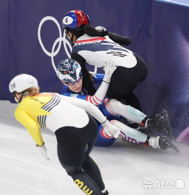 Kim Ki-li collides with an American athlete and falls in the semifinals of the short track mixed relay at the 2026 Milan-Cortina D'Ampezzo Winter Olympics at the Milan Ice Skating Arena Stadium in Italy. /Photo = Newsis 