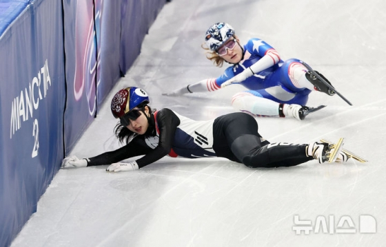 Short track Kim Ki-li falls in the semifinals of the short track mixed relay at the 2026 Milan-Cortina D'Ampezzo Winter Olympics at the Milan Ice Skating Arena on the 10th (Korea Standard Time). /Photo = Newsis 
