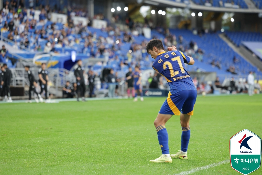 昨年10月、光州（クァンジュ）FC戦でゴールを決めた後、申太庸（シン·テヨン）前監督を狙撃するゴルフセレモニーを行った李青龍（イ·チョンヨン）。 /写真=韓国プロサッカー連盟提供