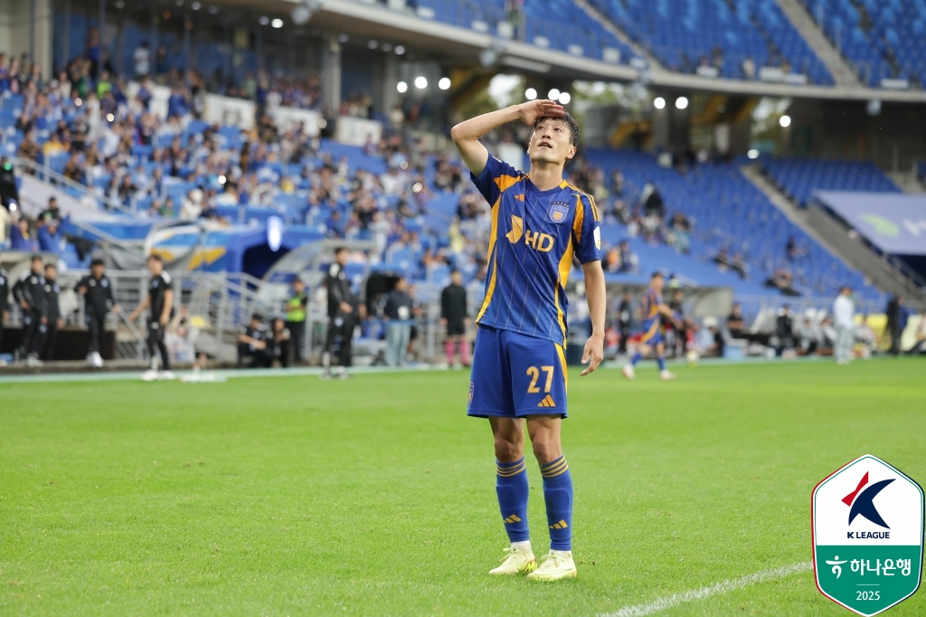 昨年10月、光州（クァンジュ）FC戦でゴールを決めた後、申太庸（シン·テヨン）前監督を狙撃するゴルフセレモニーを行った李青龍（イ·チョンヨン）。 /写真=韓国プロサッカー連盟提供