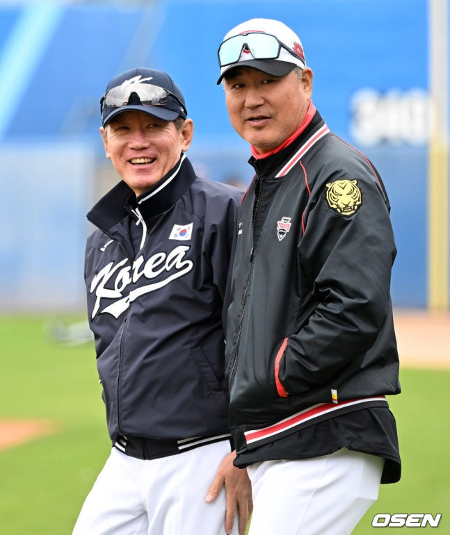 Coach Lee Kang-chul (left) and pitching coach Chung Myung-won, who are talking ahead of the 2023 season.