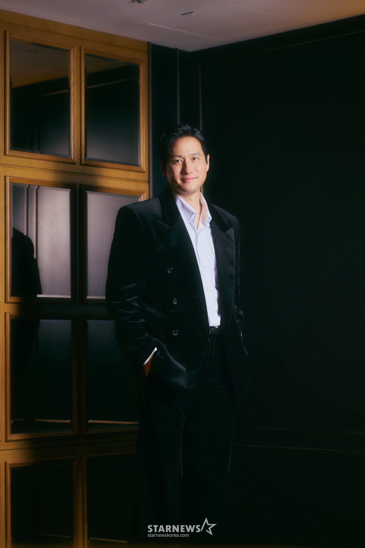 Diễn viên Park Hae Joon của bộ phim Hyumint (đạo diễn Ryu Seung Wan) đang tạo dáng để phỏng vấn vòng tròn diễn ra vào ngày 11. /Cung cấp ảnh = NEW 2026.02.11 /Ảnh = Photoguy@ Lee Dong Hoon