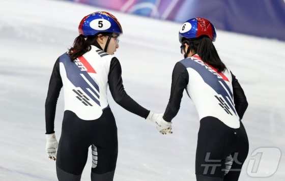 Choi Min-jung (trái) của đội tuyển trượt băng tốc độ ngắn đang an ủi Kim Gi-ri, người đã va chạm với vận động viên Mỹ trong trận bán kết tiếp sức 2000m hỗn hợp trượt băng tốc độ ngắn Milan và Cortina Dampecho 2026 được tổ chức tại Milan Arena, Ý vào ngày 10 (giờ địa phương). Ảnh = News1