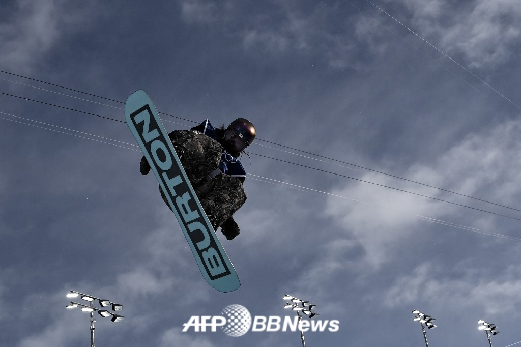 Choi Ga-on is performing in the preliminary round of the women's snowboard halfpipe at the 2026 Milan-Cortina d'Ampezzo Winter Olympics at Lvigno Snowpark in Italy on the 11th (Korea time). /AFPBBNews=News1
