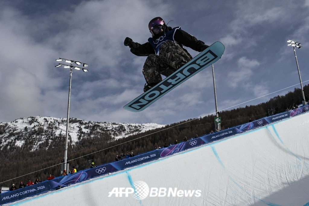 Choi Ga-on is performing in the preliminary round of the women's snowboard halfpipe at the 2026 Milan-Cortina d'Ampezzo Winter Olympics at Lvigno Snowpark in Italy on the 11th (Korea time). /AFPBBNews=News1