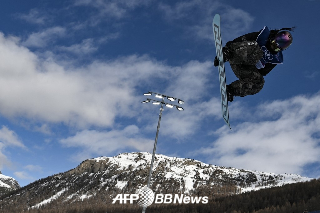 Choi Ga-on is performing in the preliminary round of the women's snowboard halfpipe at the 2026 Milan-Cortina d'Ampezzo Winter Olympics at Lvigno Snowpark in Italy on the 11th (Korea time). /AFPBBNews=News1
