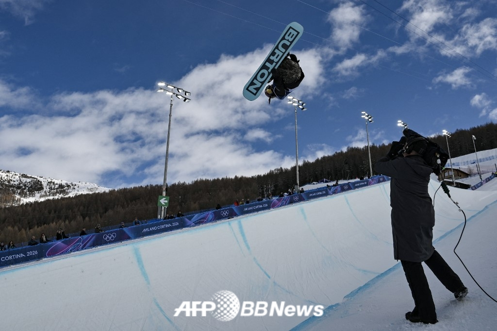 Choi Ga-on is performing in the preliminary round of the women's snowboard halfpipe at the 2026 Milan-Cortina d'Ampezzo Winter Olympics at Lvigno Snowpark in Italy on the 11th (Korea time). /AFPBBNews=News1