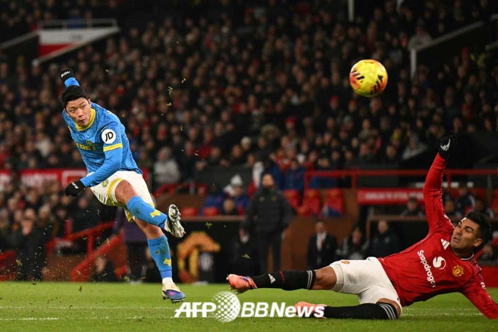 Wolverhampton Wanderers striker Hwang Hee-chan (left). /AFPBBNews=News1