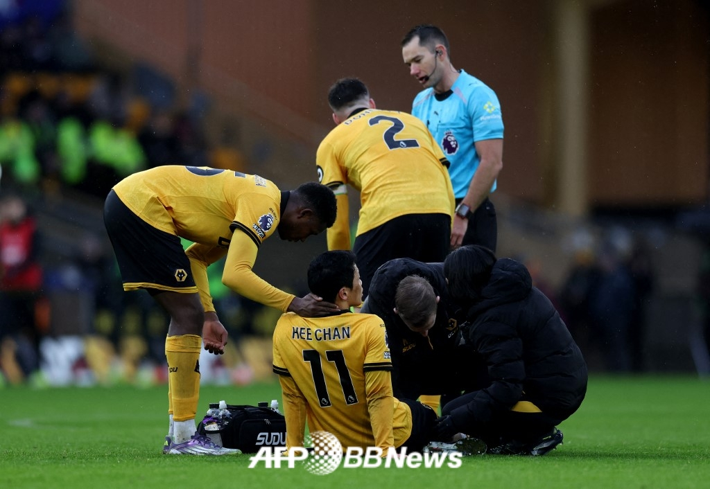 Wolverhampton Wanderers striker Hwang Hee-chan (lower back number 11) collapsed and complained of pain during the 25th round home game (1-3 loss) against Chelsea on the 8th. /AFPBBNews=News1