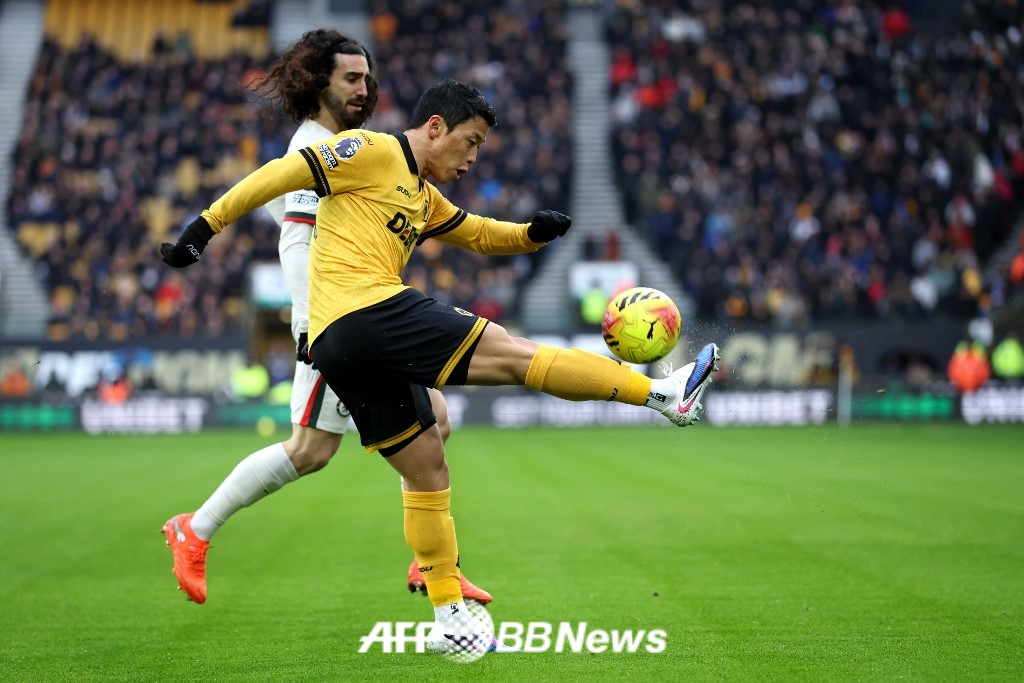 Wolverhampton Wanderers striker Hwang Hee-chan (right). /AFPBBNews=News1