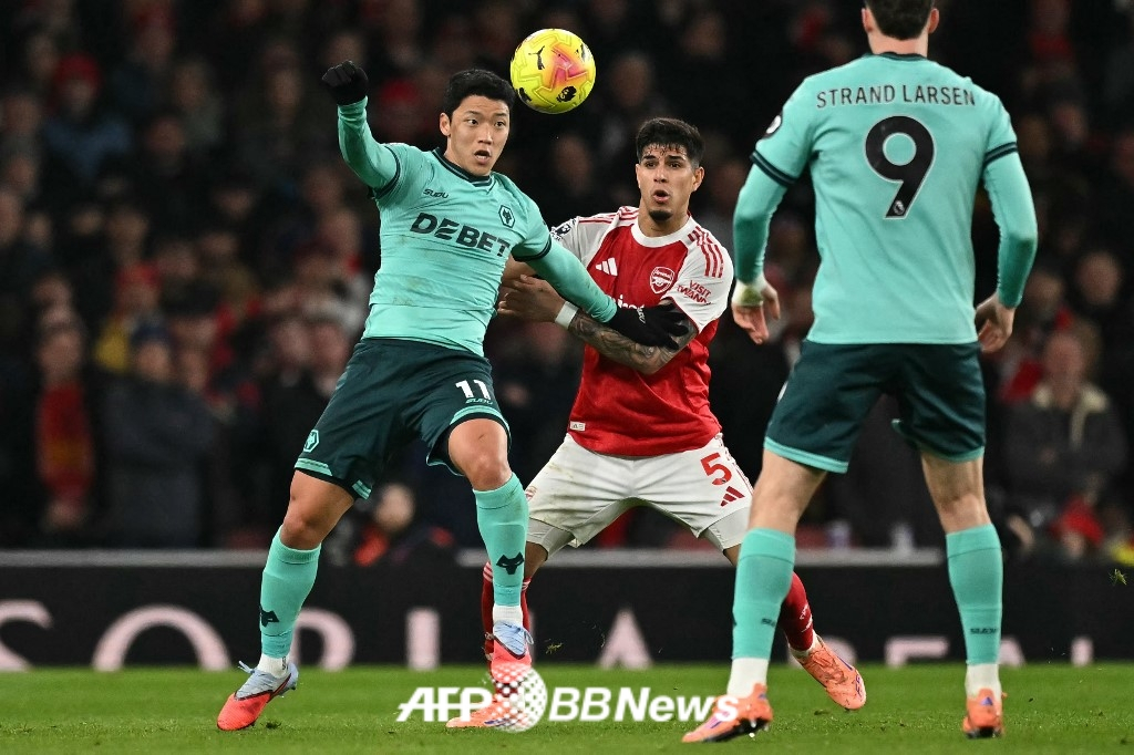 Wolverhampton Wanderers striker Hwang Hee-chan (left). /AFPBBNews=News1