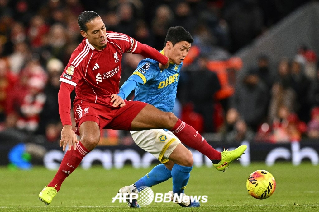 Wolverhampton Wanderers striker Hwang Hee-chan (right). /AFPBBNews=News1