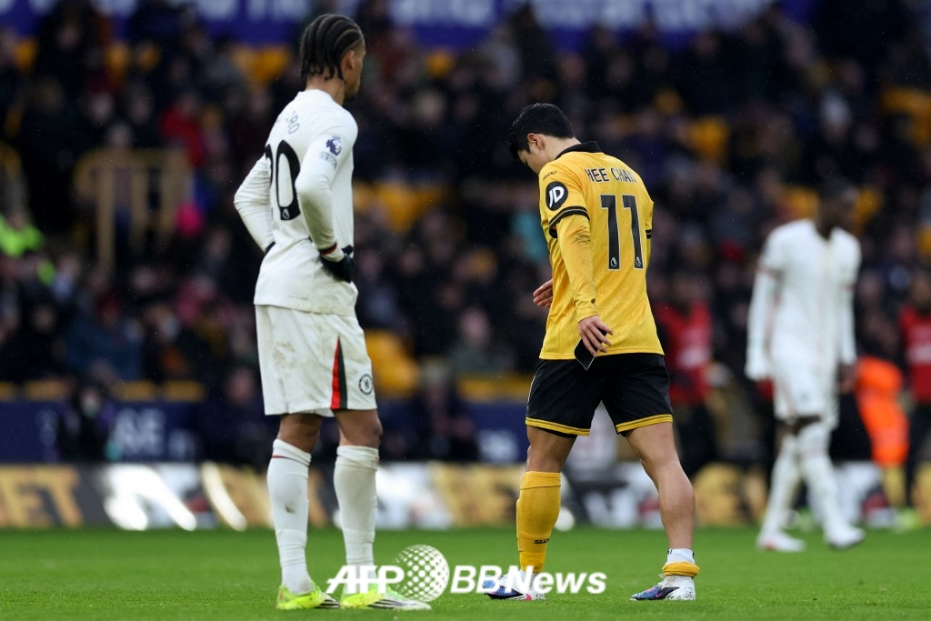 Wolverhampton Wanderers striker Hwang Hee-chan (right) collapsed and complained of pain during the 25th round home game (1-3 loss) against Chelsea on the 8th. /AFP BBNews=News1 /AFP BBNews=News1