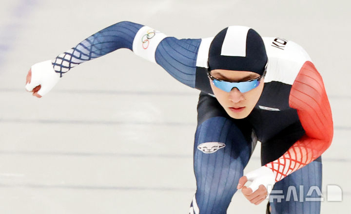 Gu Gyeong-min is running in the men's 1,000m speed skating event at the 2026 Milan Cortina D'Ampezzo Winter Olympics at Milan Speed Skating Arena on the 11th (Korea time). /Photo = Newsis