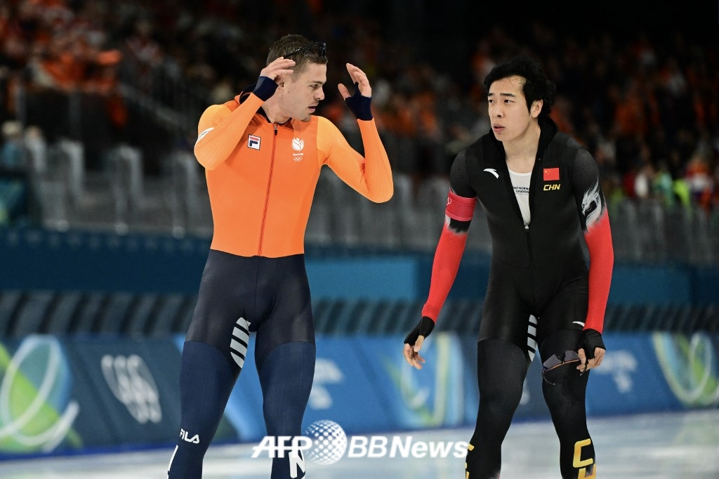 Yof Benemars (left) expresses his anger at Lian Zhiwen after running in the men's 1,000m speed skating event at the 2026 Milan-Cortina D'Ampezzo Winter Olympics at Milan Speed Skating Stadium on the 12th (Korea time). /AFPBBNews=News1
