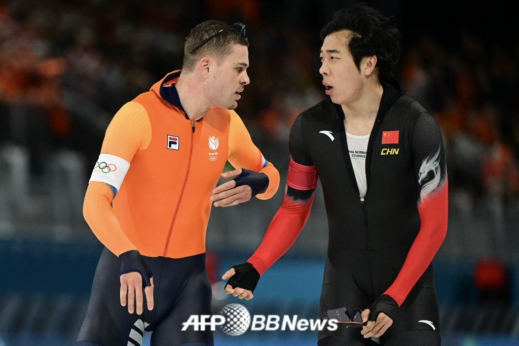 Yof Benemars (left) expresses his anger at Lian Zhiwen after running in the men's 1,000m speed skating event at the 2026 Milan-Cortina D'Ampezzo Winter Olympics at Milan Speed Skating Stadium on the 12th (Korea time). /AFPBBNews=News1