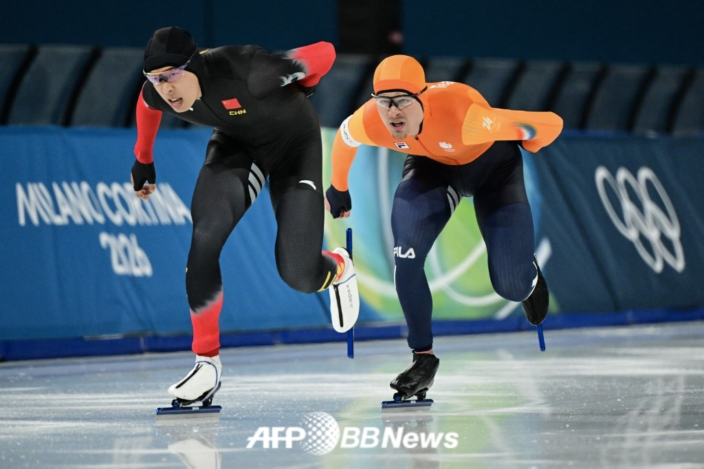 Yof Benemars (right) is running alongside Lian Tzu-wen in the men's 1,000m speed skating event at the 2026 Milan-Cortina D'Ampezzo Winter Olympics at Milan Speed Skating Stadium in Italy on the 12th (Korea time). /AFPBBNews=News1