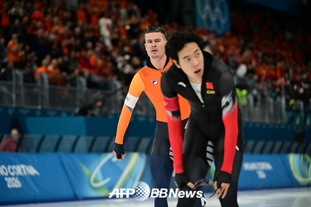 Yof Benemars (left) expresses his anger at Lian Zhiwen after running in the men's 1,000m speed skating event at the 2026 Milan-Cortina D'Ampezzo Winter Olympics at Milan Speed Skating Stadium on the 12th (Korea time). /AFPBBNews=News1