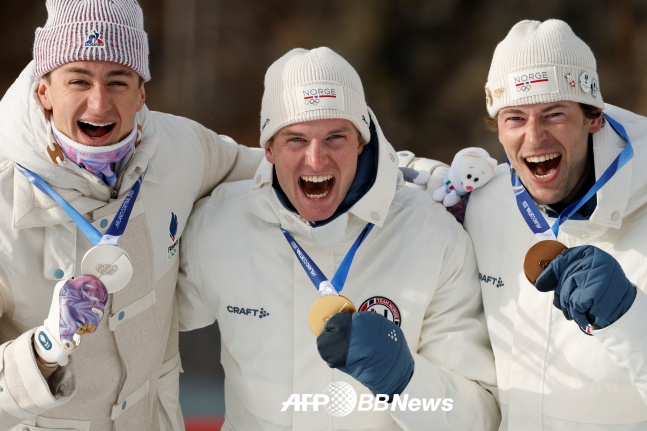 Johann-Olab Botton (giữa) và Stella Holm Legrand (phải) vào ngày 11 (giờ Hàn Quốc) đang rất vui mừng khi giành được huy chương vàng và huy chương đồng trong nội dung cá nhân 20km nam của Thế vận hội mùa đông Milan-Cortina Dampecho 2026 /AFPBBNews = Tin tức 1