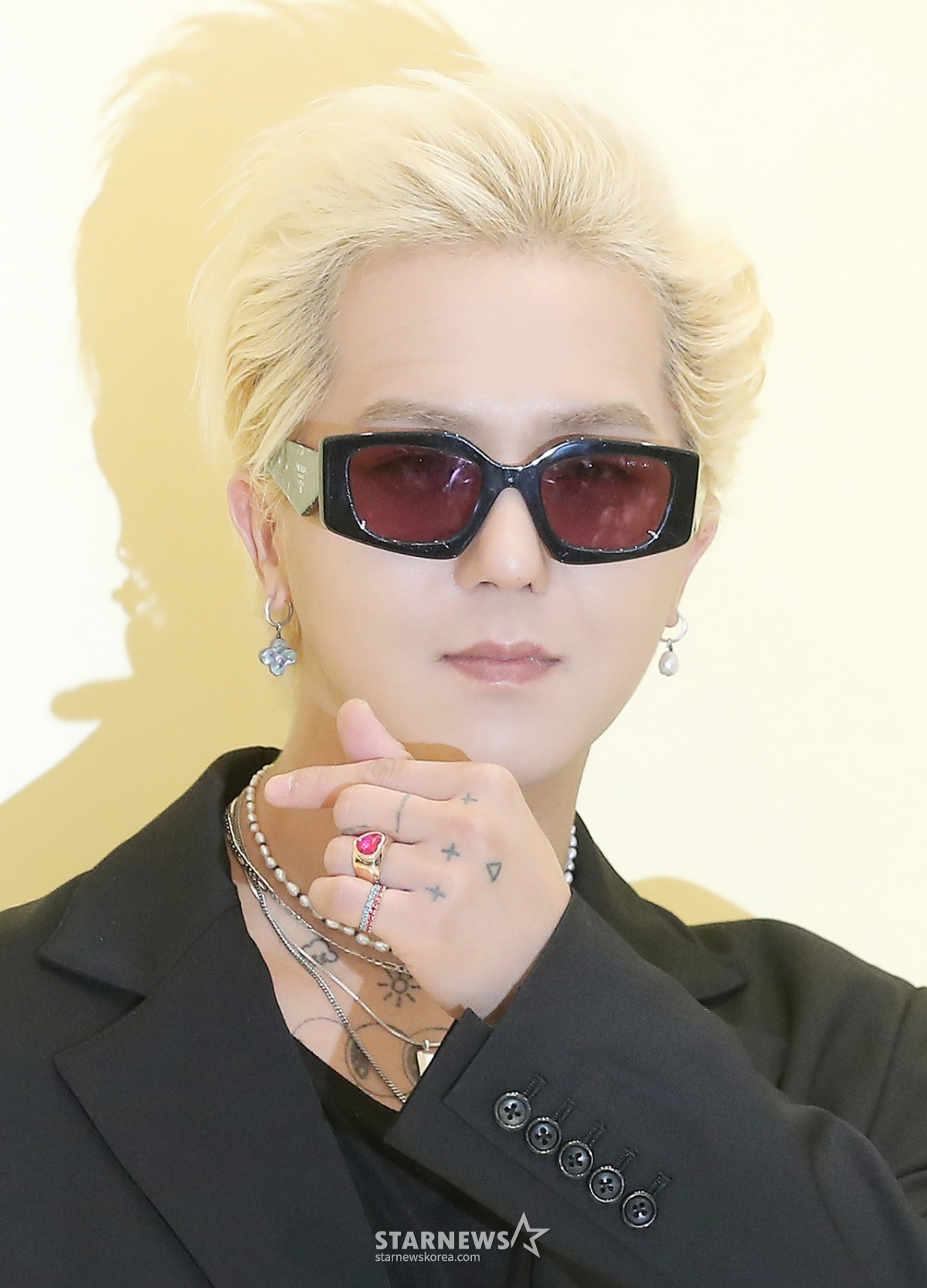 Sáng 20/3, Song Min Ho (Winner) đang tạo dáng tại sự kiện mở cửa hàng pop-up kỷ niệm 50 năm debut của thương hiệu Delbo iKONIC Back 'Pin' được tổ chức tại Galleria EAST, phường Apgujeong, quận Gangnam, Seoul. 2022.10.20