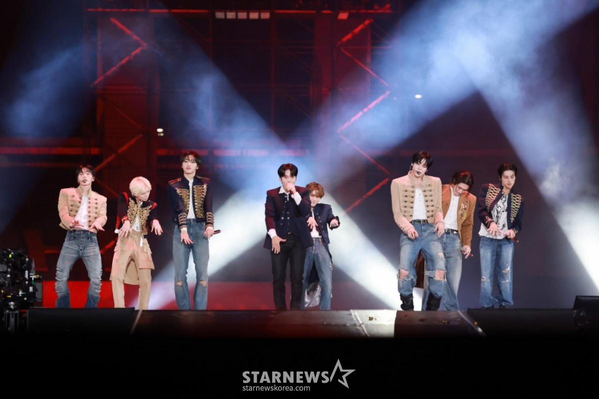 グループATEEZが7日、高雄ナショナルスタジアムで行われたスターニュース主催「10周年アジアアーティストアワード2025(10th Anniversary Asia Artist Awards 2025、「10周年AAA 2025」)を記念する「ACON 2025」で素敵な舞台を披露している。   「ACON2025」は「AAA」の10周年を記念して一緒に祝う意味で開かれるフェスタで、俳優イ·ジュンヨンとi-dle(子供たち)シュファ、クラビティアレン、キキスイがMCを務め「ACON2025」を率いてネクスジ(NEXZ)、9(AHOF)、アッシュアイランド(Ash Island)、エイティーズ(ATEEZ)、ウッズ(WOODZ)、イ·イギョン,チェ·イェナ(YENA),キス·オブ·ライフ(KISS OF LIFE),キキキキ·キ·キ·KiiKi,Klip。 /2025.12.07 /写真=イム·ソンギュンtjdrbs23@