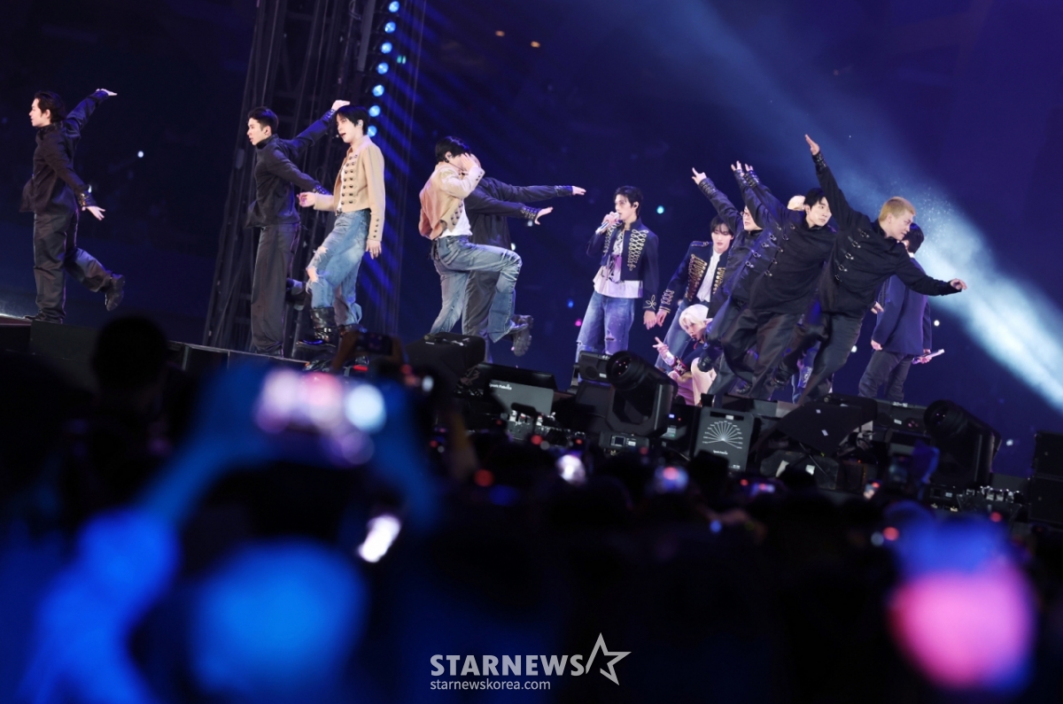 グループATEEZが7日、高雄ナショナルスタジアムで行われたスターニュース主催「10周年アジアアーティストアワード2025(10th Anniversary Asia Artist Awards 2025、「10周年AAA 2025」)を記念する「ACON 2025」で素敵な舞台を披露している。   「ACON2025」は「AAA」の10周年を記念して一緒に祝う意味で開かれるフェスタで、俳優イ·ジュンヨンとi-dle(子供たち)シュファ、クラビティアレン、キキスイがMCを務め「ACON2025」を率いてQWER(キューダブルURL)、ネクスジ(NEXZ)、9(AHOF)、アッシュアイランド(Ash Island)、ATEEZ(ATEEZ)、ウッズ(WOODZ),イ·イギョン,チェ·イェナ(YENA),キス·オブ·ライフ(KISS OF LIFE, LIFE, KiiiKIPK。 /2025.12.07 /写真=イ·ドンフン photoguy@