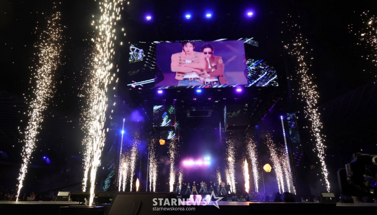 グループATEEZが7日、高雄ナショナルスタジアムで行われたスターニュース主催「10周年アジアアーティストアワード2025(10th Anniversary Asia Artist Awards 2025、「10周年AAA 2025」)を記念する「ACON 2025」で素敵な舞台を披露している。   「ACON2025」は「AAA」の10周年を記念して一緒に祝う意味で開かれるフェスタで、俳優イ·ジュンヨンとi-dle(子供たち)シュファ、クラビティアレン、キキスイがMCを務め「ACON2025」を率いてネクスジ(NEXZ)、9(AHOF)、アッシュアイランド(Ash Island)、エイティーズ(ATEEZ)、ウッズ(WOODZ)、イ·イギョン,チェ·イェナ(YENA),キス·オブ·ライフ(KISS OF LIFE),キキキキ·キ·キ·KiiKi,Klip。 /2025.12.07 /写真=イム·ソンギュンtjdrbs23@