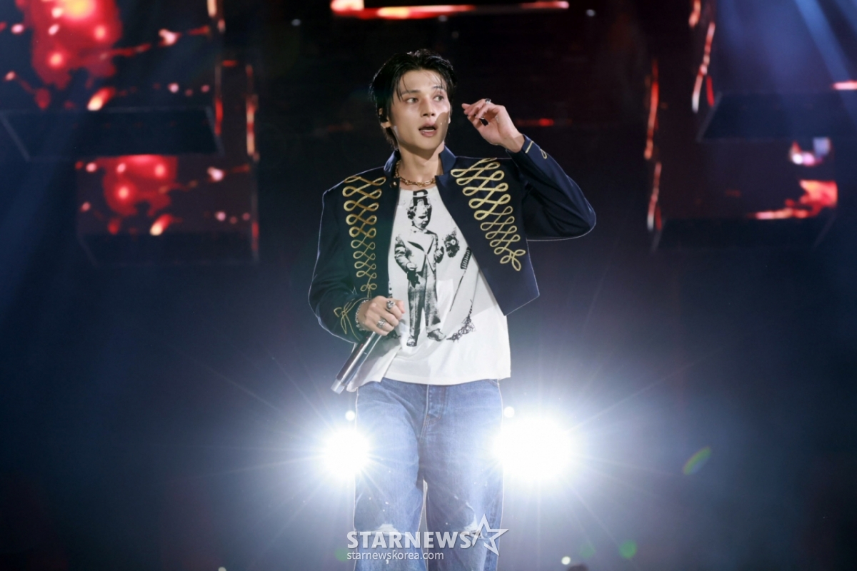 グループATEEZのウヨンが7日、高雄ナショナルスタジアムで行われたスターニュース主催「10周年アジアアーティストアワード2025(10th Anniversary Asia Artist Awards 2025、「10周年AAA 2025」)を記念する「ACON 2025」で素敵な舞台を披露している。   「ACON2025」は「AAA」の10周年を記念して一緒に祝う意味で開かれるフェスタで、俳優イ·ジュンヨンとi-dle(子供たち)シュファ、クラビティアレン、キキスイがMCを務め「ACON2025」を率いてネクスジ(NEXZ)、9(AHOF)、アッシュアイランド(Ash Island)、エイティーズ(ATEEZ)、ウッズ(WOODZ)、イ·イギョン,チェ·イェナ(YENA),キス·オブ·ライフ(KISS OF LIFE),キキキキ·キ·キ·KiiKi,Klip。 /2025.12.07 /写真=イム·ソンギュンtjdrbs23@