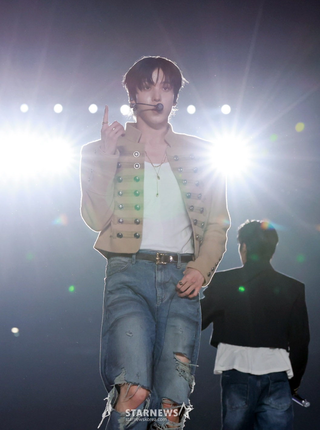 グループATEEZユンホが7日、高雄ナショナルスタジアムで行われたスターニュース主催「10周年アジアアーティストアワード2025(10th Anniversary Asia Artist Awards 2025、「10周年AAA 2025」)を記念する「ACON 2025」で素敵な舞台を披露している。   「ACON2025」は「AAA」の10周年を記念して一緒に祝う意味で開かれるフェスタで、俳優イ·ジュンヨンとi-dle(子供たち)シュファ、クラビティアレン、キキスイがMCを務め「ACON2025」を率いてネクスジ(NEXZ)、9(AHOF)、アッシュアイランド(Ash Island)、エイティーズ(ATEEZ)、ウッズ(WOODZ)、イ·イギョン,チェ·イェナ(YENA),キス·オブ·ライフ(KISS OF LIFE),キキキキ·キ·キ·KiiKi,Klip。 /2025.12.07 /写真=イム·ソンギュンtjdrbs23@