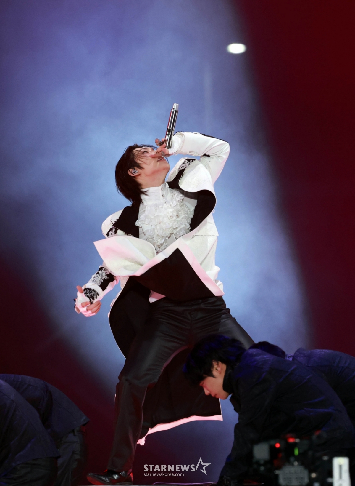 グループATEEZのミンギが6日、高雄ナショナルスタジアムで行われたスターニュース主催「10周年アジアアーティストアワード2025(10th Anniversary Asia Artist Awards 2025、「10周年AAA 2025」)で素敵な舞台を宣告している。   12月6日~7日の両日にかけて高雄ナショナルスタジアムで行われる「10周年アジアアーティストアワード2025(10th Anniversary Asia Artist Awards 2025、「10周年AAA 2025」)」とフェスタ「ACON 2025」はMTN(マネートゥデイ放送)とWeverse)を通じてそれぞれテレビとオンラインストリーミングで生中継される。  /2025.12.06 /写真=イム·ソンギュンtjdrbs23@