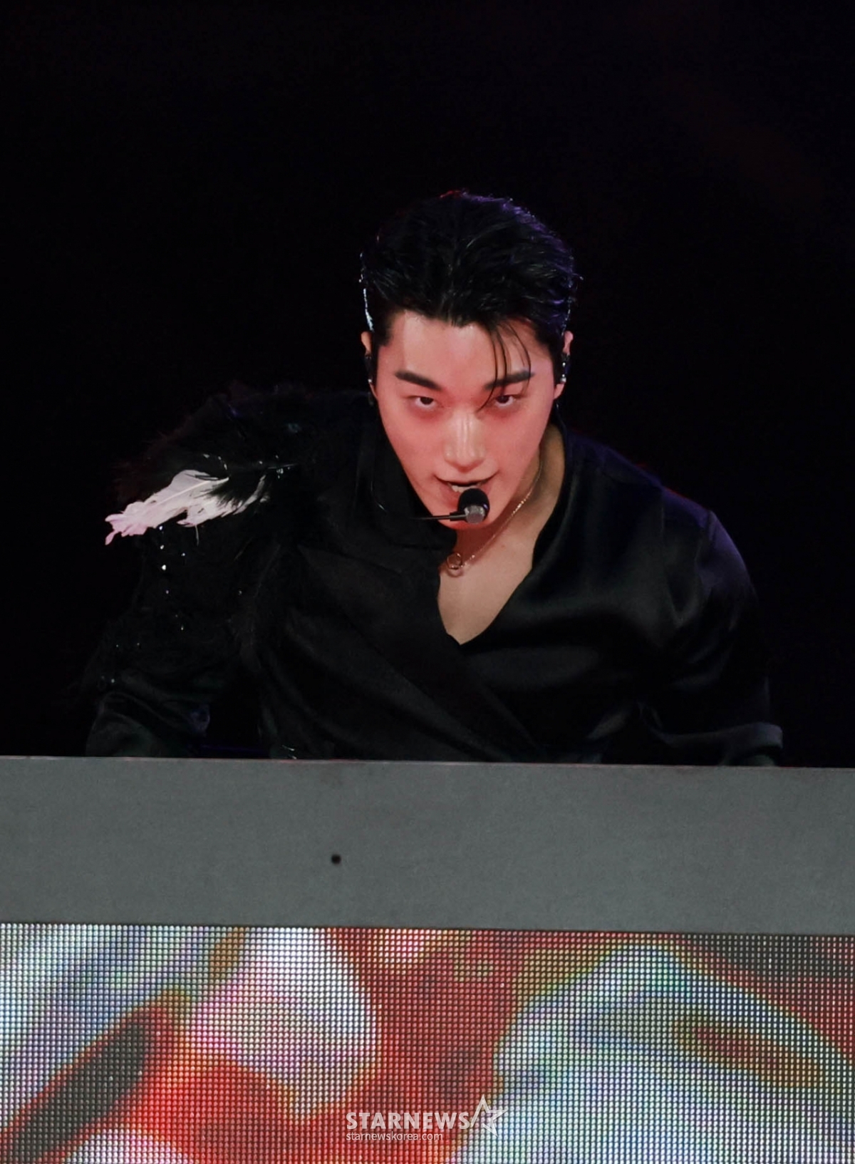 グループATEEZ山が6日、高雄ナショナルスタジアムで行われたスターニュース主催「10周年アジアアーティストアワード2025(10th Anniversary Asia Artist Awards 2025、「10周年AAA 2025」)で素敵な舞台を宣告している。    /2025.12.06 /写真=イム·ソンギュンtjdrbs23@