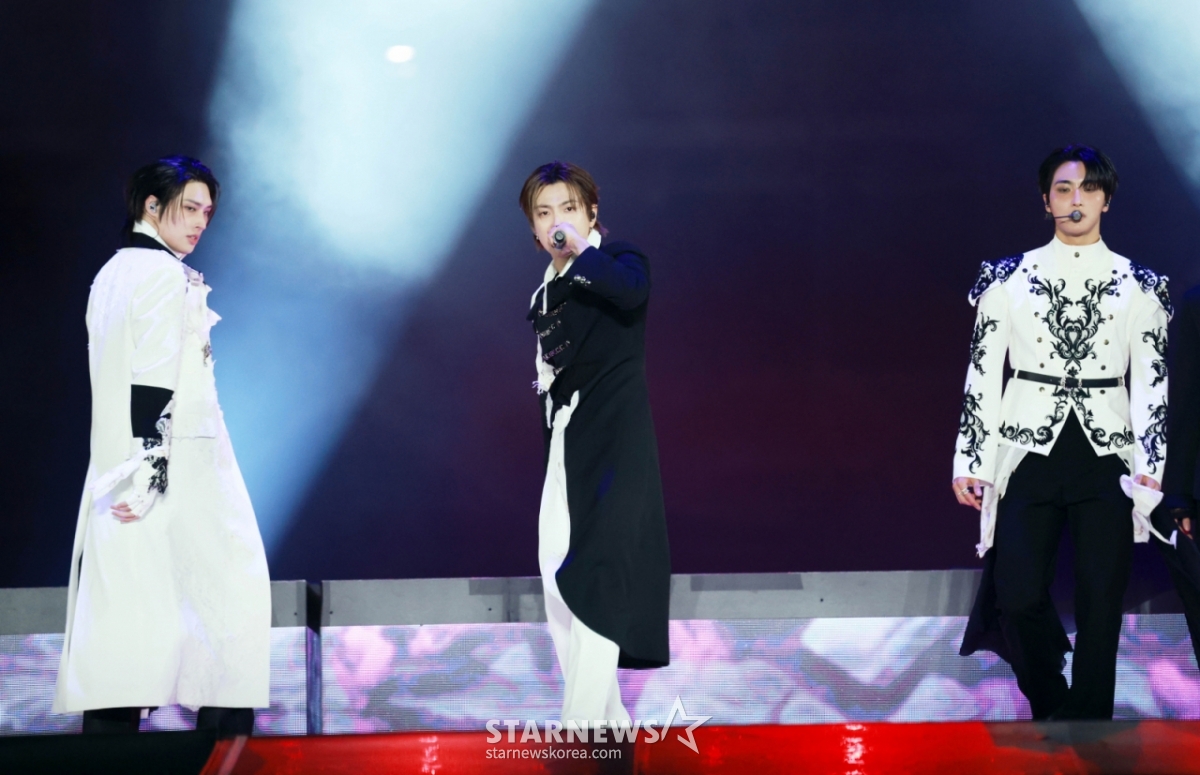 グループATEEZのホン·ジュン、ソンファ、ユンホ、ヨ·サンサン、ミンギ、ウヨン、ジョンホが6日、高雄ナショナルスタジアムで行われたスターニュース主催の「10周年アジアアーティストアワード2025(10th Anniversary Asia Artist Awards 2025、「10周年AAA 2025」)で素敵な舞台を宣告している。   12月6日~7日の両日にかけて高雄ナショナルスタジアムで行われる「10周年アジアアーティストアワード2025(10th Anniversary Asia Artist Awards 2025、「10周年AAA 2025」)」とフェスタ「ACON 2025」はMTN(マネートゥデイ放送)とWeverse)を通じてそれぞれテレビとオンラインストリーミングで生中継される。  /2025.12.06 /写真=イム·ソンギュンtjdrbs23@