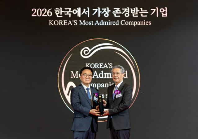Coway CEO Seo Jang-won (right) and Korea Efficiency Association Consulting CEO Han Soo-hee (left) are taking a commemorative photo at the "2026 Most Respectful Companies in Korea" award ceremony held at the Conrad Seoul Hotel in Yeongdeungpo-gu, Seoul on the 10th.