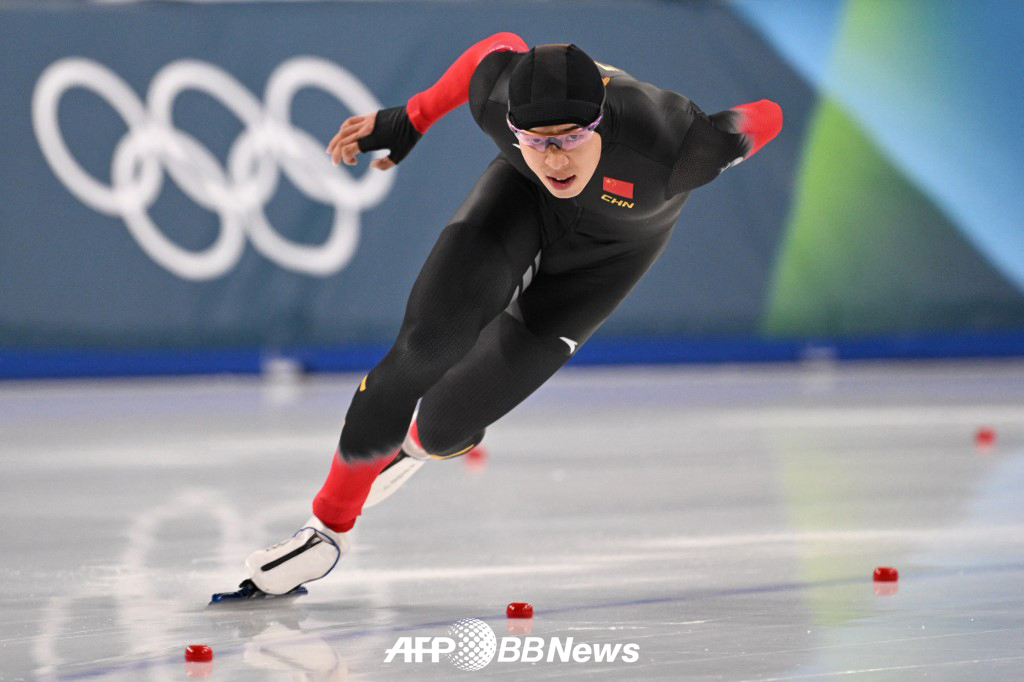 Lian Zhiwen of the Chinese national team competed in the 1,000m speed skating at the 2026 Milan and Cortina Winter Olympics. /AFPBBNews=News1
