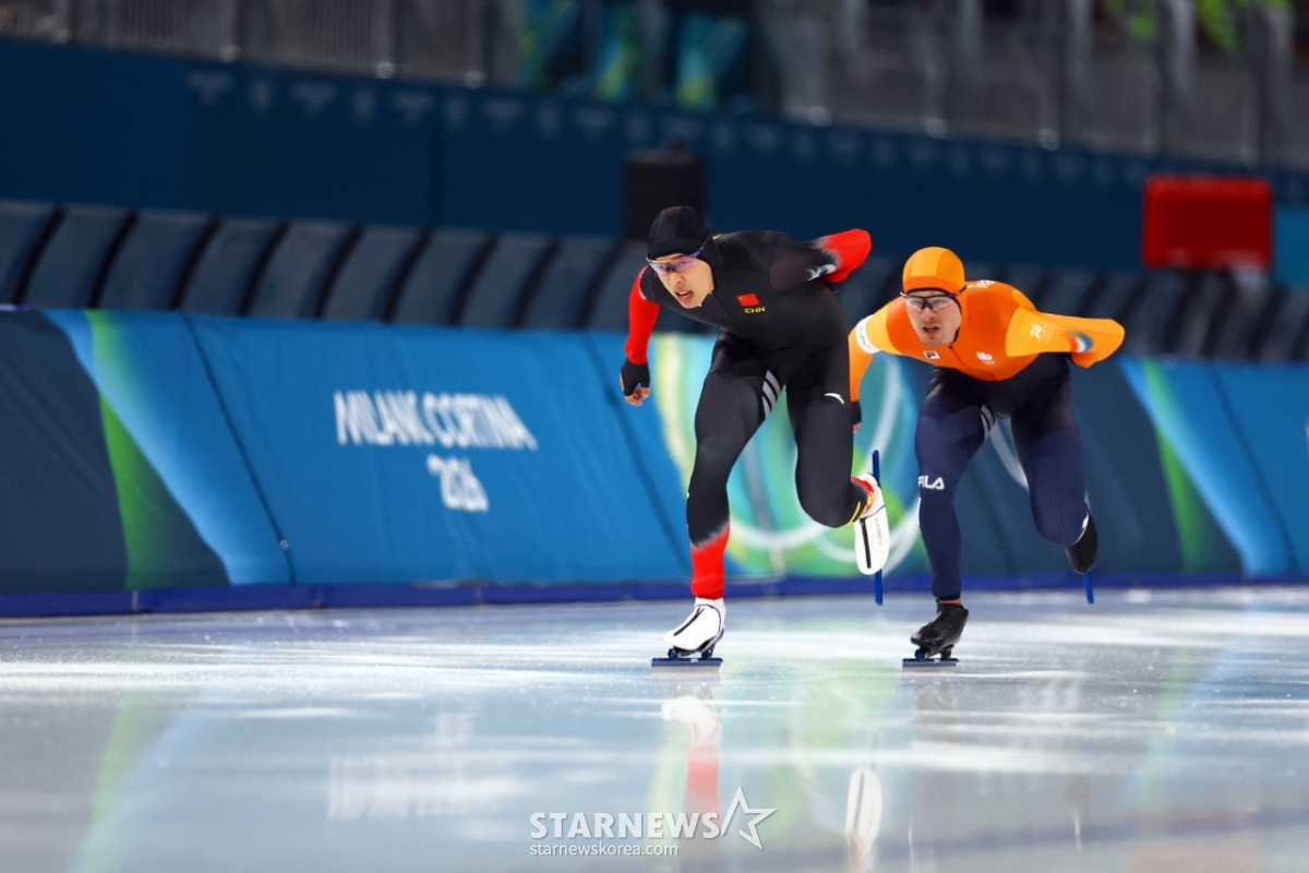 Dutch national team Yup Benemars (right) and China's Lian Zhiwen in the 1,000m speedskating at the 2026 Milan/Cortina Winter Olympics./Reuters=News1