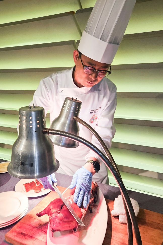 Шеф-повар отеля Lotte Со Сын Су предоставляет пекинскую док спортсменам Лотте на весеннем лагере Lotte 2026 года, который прошел в Тайнане, Тайвань, 11-го числа. /Фото = Предоставлено Lotte Giants