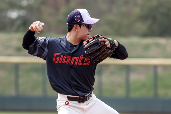 Хан Тэ Сон тренируется в весеннем лагере 2026 Lotte в Тайнане, Тайвань. /Фото = Предоставлено Lotte Giants