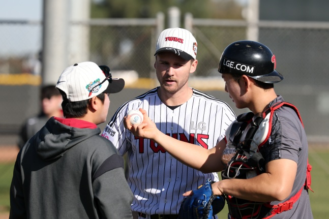 LG外国人選手のトールハースト（中央）が最近、米アリゾナ州スコッツデールで開かれた2026LGスプリングキャンプで会話を交わしている。 /写真=LGツインズ提供