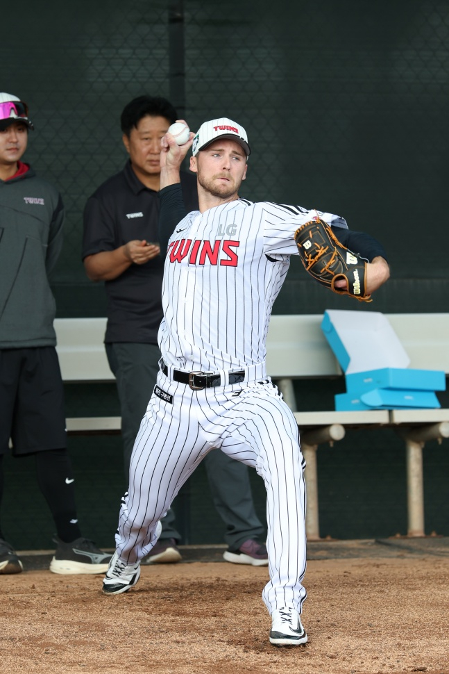 LG外国人選手のトールハースト（中央）が最近、米アリゾナ州スコッツデールで行われた2026LGスプリングキャンプでブルペン投球をしている。 /写真=LGツインズ提供