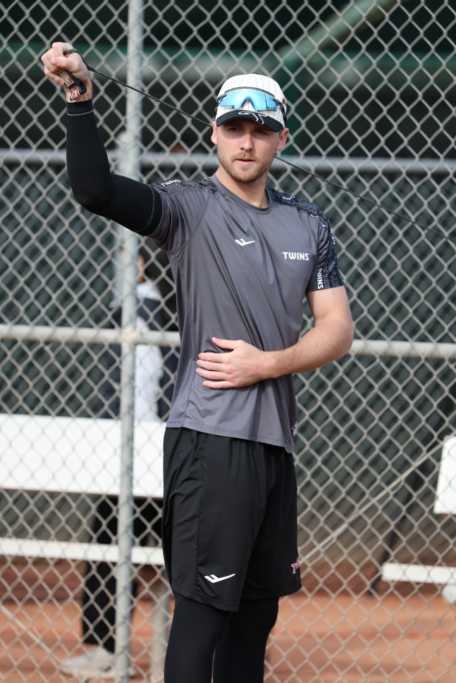 LG外国人選手のトールハースト（中央）が最近、米アリゾナ州スコッツデールで開かれた2026LGスプリングキャンプで練習している。 /写真=LGツインズ提供