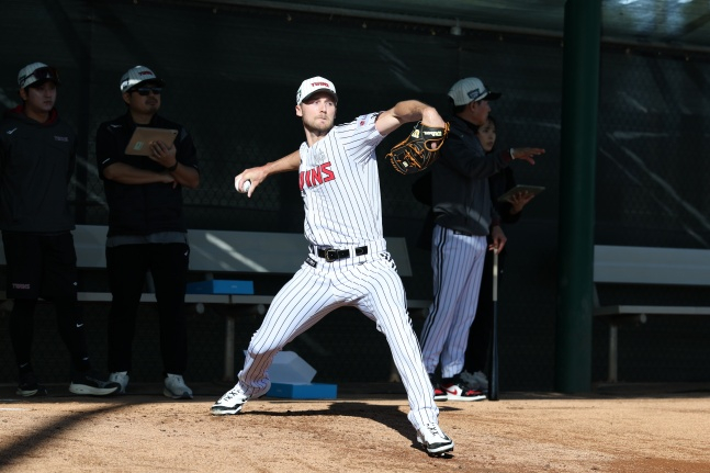 LG外国人選手のトールハースト（中央）が最近、米アリゾナ州スコッツデールで行われた2026LGスプリングキャンプでブルペン投球をしている。 /写真=LGツインズ提供