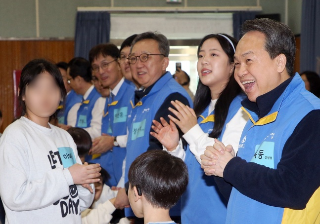 Shin Yoo-bin (thứ nhất từ phải sang) tham gia hoạt động tình nguyện. Ảnh = Cung cấp quản lý GNS