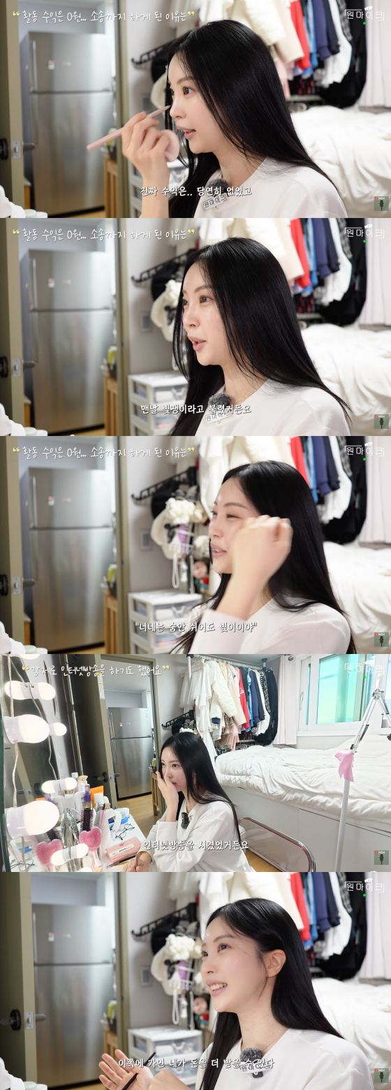 /Photo = One microphone