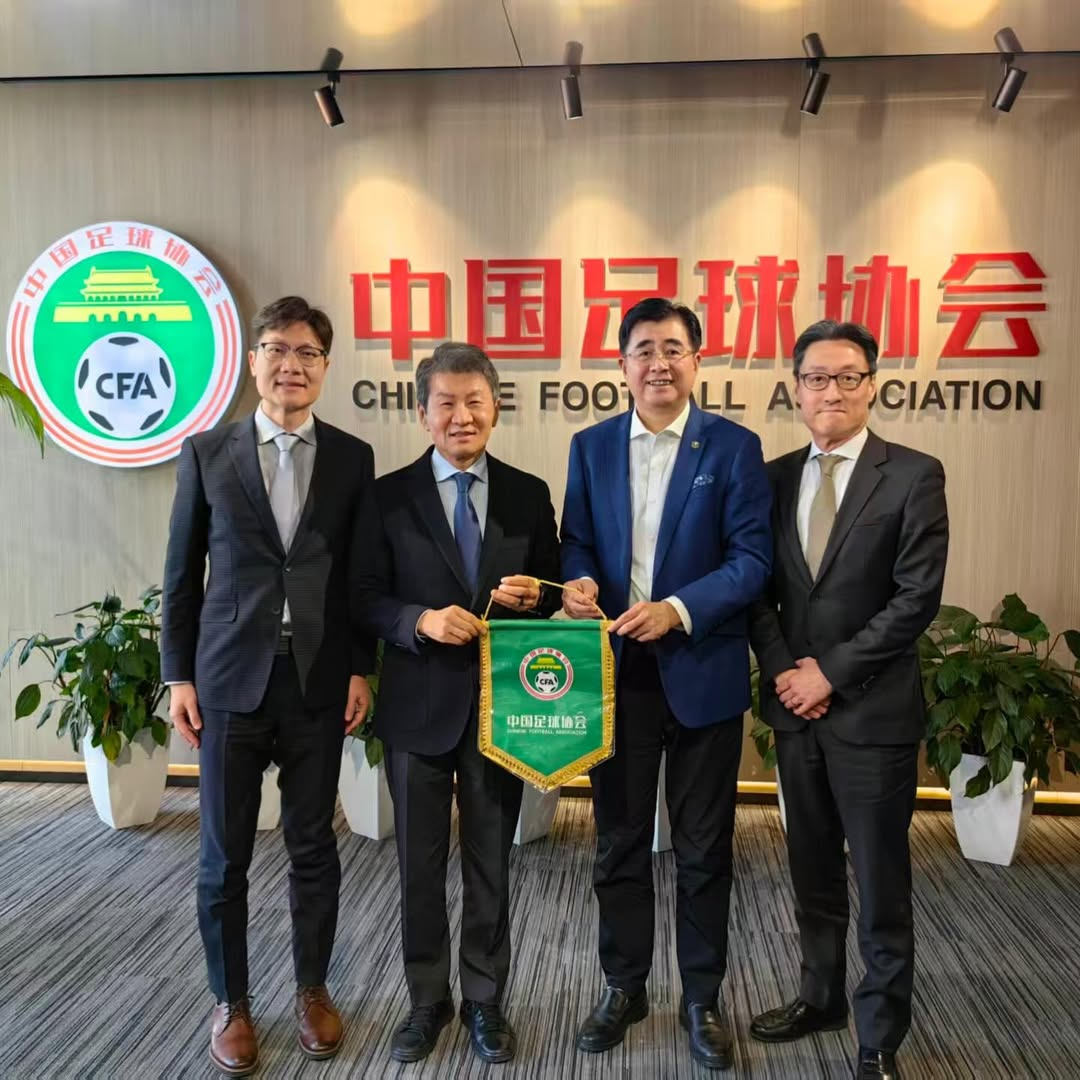 鄭夢奎（チョン·モンギュ、左から）大韓サッカー協会長と宋凱（ソン·カイ）中国サッカー協会長。/写真=鄭夢奎（チョン·モンギュ）会長のSNSキャプチャー