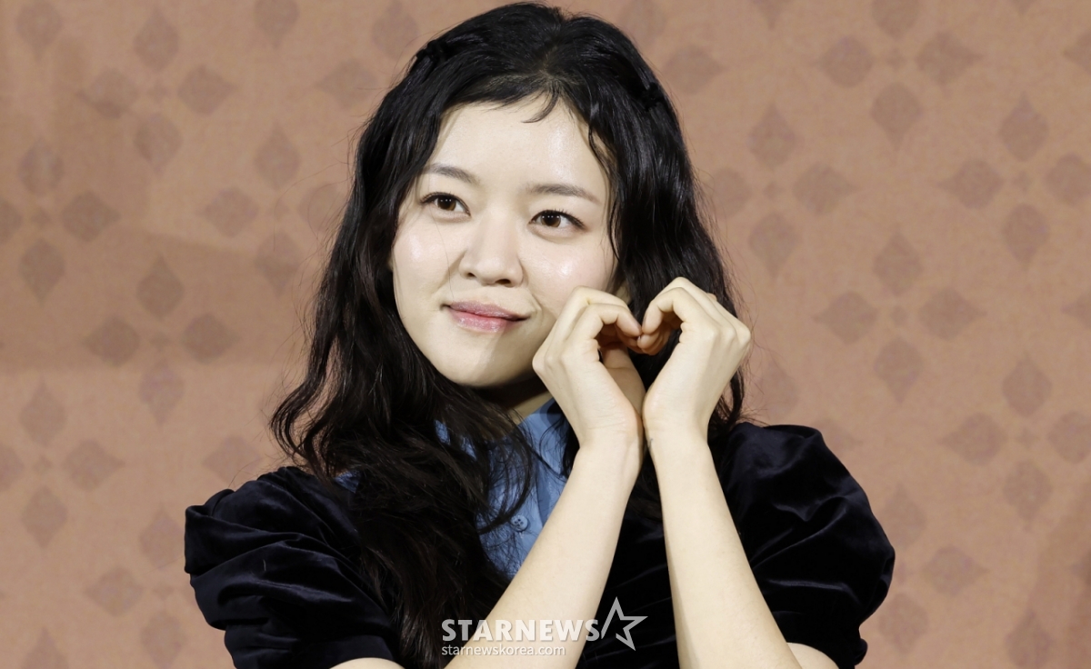 [Seoul = Newsis] Phóng viên Kim Hye Jin = Diễn viên Go Ah Sung đang tạo dáng tại buổi họp báo sản xuất bộ phim Netflix Pavane (đạo diễn Lee Jong Pil) được tổ chức tại Megabox COEX, Gangnam-gu, Seoul vào sáng ngày 12.   Pavane' là một bộ phim mà ba người sống khép kín cánh cửa trái tim và trở thành ánh sáng cho nhau và đối mặt với cuộc sống và tình yêu. Công bố vào ngày 20 tới. 2026.02.12 jini@newsis.com /Ảnh = Kim Hye Jin