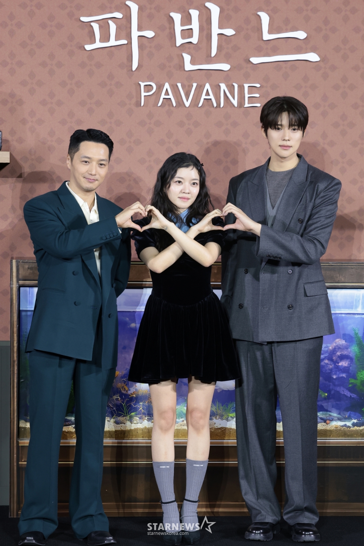 (Seoul = News 1) Phóng viên Kwon Hyun Jin = Diễn viên Byun Yo Han (từ trái sang) cùng Go Ah Sung và Moon Sang Min đang tạo dáng tại buổi họp báo ra mắt phim điện ảnh Netflix Pavane được tổ chức tại COEX Megabox, Gangnam-gu, Seoul vào sáng 12/4.  Pavane' là bộ phim ba người sống khép kín cánh cửa trái tim và trở thành ánh sáng cho nhau và đối mặt với cuộc sống và tình yêu. 2026.2.12/ News1 Copyright © News1. All rights reserved. Cấm sử dụng AI học và phát tán trái phép. /Ảnh = (Seoul = News 1) Phóng viên Kwon Hyun Jin